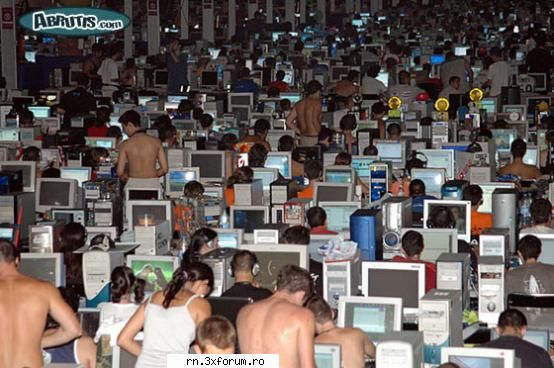 POZE FUNNY :D - uite aici LAN PARTy..ehe - Fii nebun ...